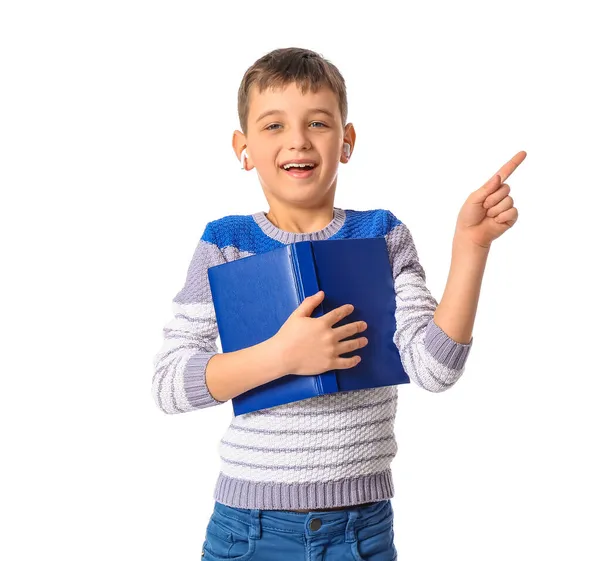 Mały Chłopiec Książką Słuchawkami Wskazującymi Coś Białym Tle — Zdjęcie stockowe