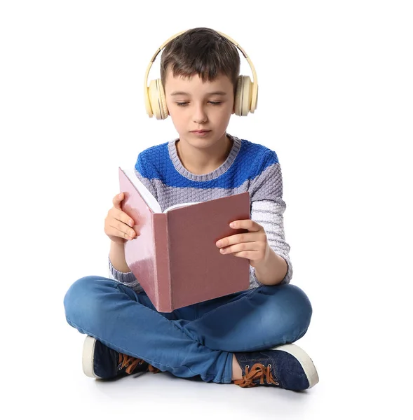 Kleine Jongen Met Boek Koptelefoon Witte Achtergrond — Stockfoto