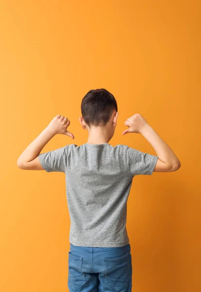 Liten Pojke Snygg Shirt Färg Bakgrund Baksida Visa — Stockfoto