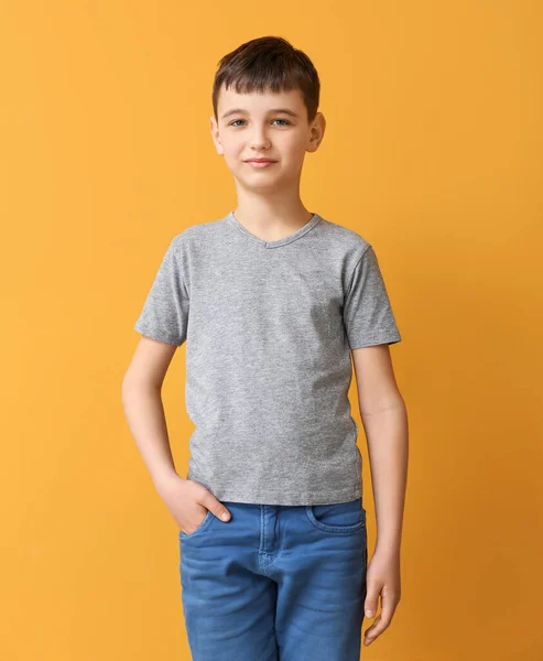 Kleiner Junge Stylischem Shirt Auf Farbigem Hintergrund — Stockfoto