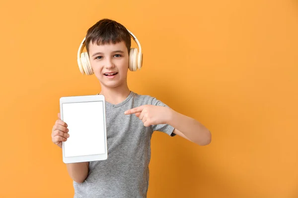 Kleine Jongen Met Tablet Computer Koptelefoon Kleur Achtergrond — Stockfoto
