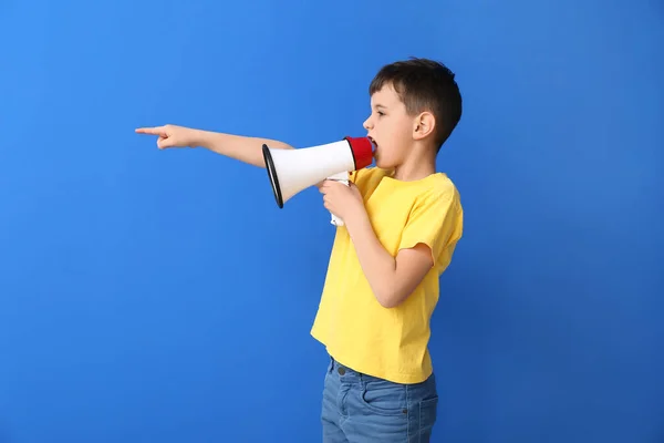 Protestierender Kleiner Junge Mit Megafon Auf Farbigem Hintergrund — Stockfoto