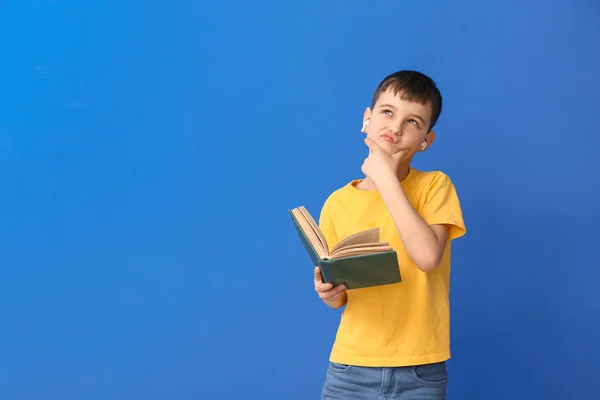 Bedachtzame Kleine Jongen Met Boek Oortjes Kleur Achtergrond — Stockfoto