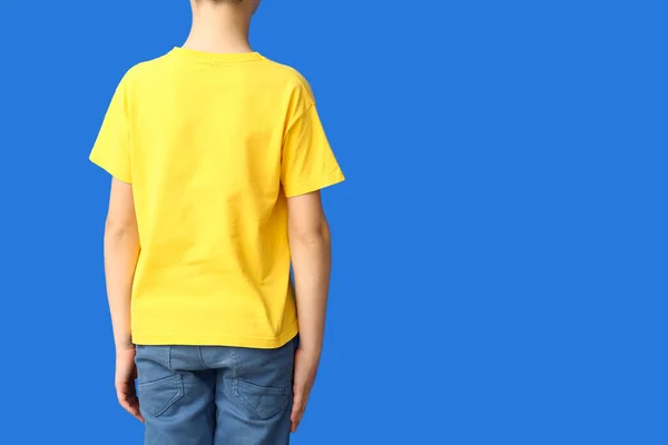 色の背景にスタイリッシュなTシャツの小さな男の子 バックビュー — ストック写真