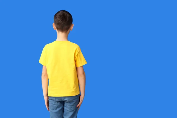 色の背景にスタイリッシュなTシャツの小さな男の子 バックビュー — ストック写真