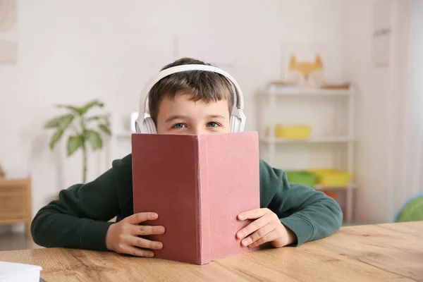 Kleiner Junge Mit Buch Und Kopfhörer Hause — Stockfoto