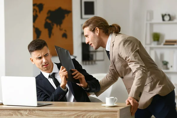 男人引诱他在办公室的男同事 骚扰的概念 — 图库照片