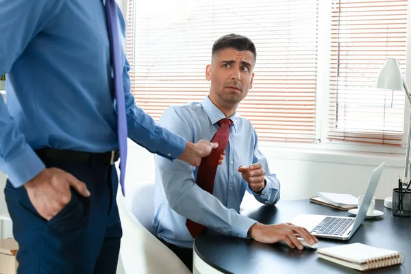 Chef Verführt Männlichen Arbeiter Amt Konzept Der Belästigung — Stockfoto