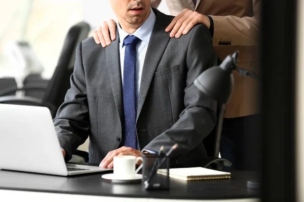 男人在办公室骚扰他的男同事 — 图库照片