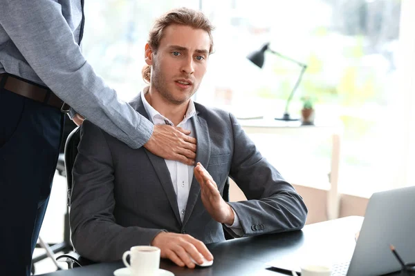 Hombre Acosando Colega Masculino Cargo — Foto de Stock