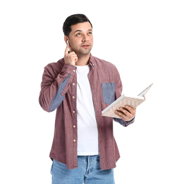 Jovem Com Livro Fones Ouvido Sobre Fundo Branco — Fotografia de Stock