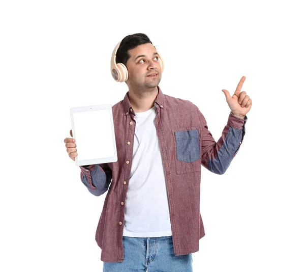 Νεαρός Άνδρας Tablet Υπολογιστή Και Ακουστικά Που Δείχνουν Κάτι Λευκό — Φωτογραφία Αρχείου