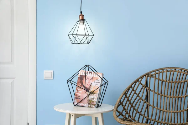 Glowing Lamp Table Magazine Blue Wall — Stock Photo, Image