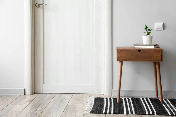 Flowerpot Books Table Light Wall — Stock Photo, Image