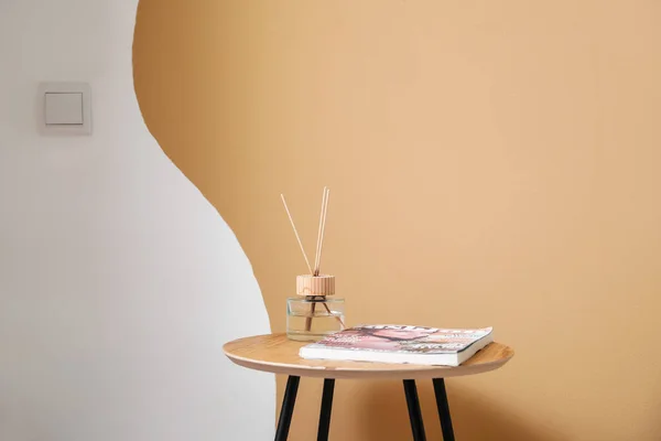 Stół Dyfuzorem Trzciny Magazynek Pobliżu Ściany Koloru — Zdjęcie stockowe