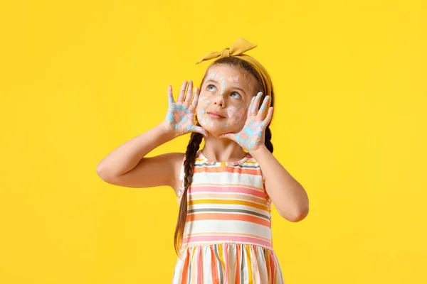 Linda Niña Pintura Sobre Fondo Amarillo — Foto de Stock