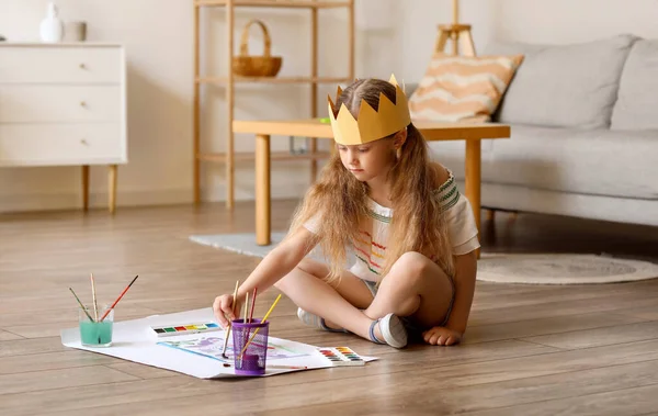 Gadis Kecil Kertas Mahkota Lukisan Lantai Rumah — Stok Foto