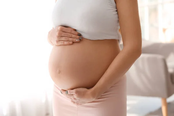 Молодая Беременная Женщина Помещении Крупным Планом — стоковое фото