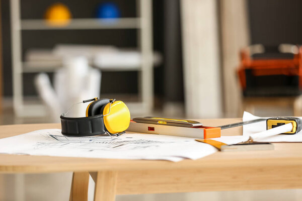 Строительные инструменты на столе в комнате, крупный план