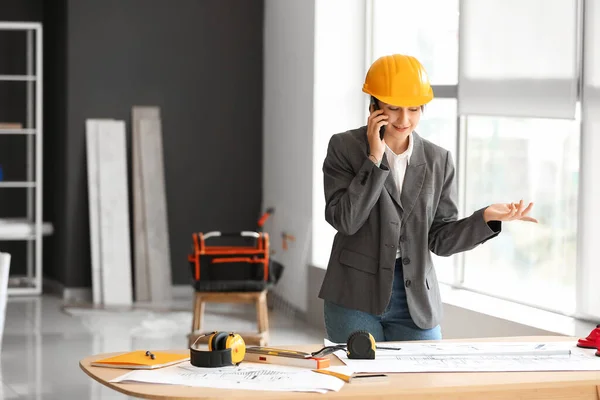 Ofisteki Masanın Yanında Cep Telefonuyla Konuşan Kadın Sanayi Mühendisi — Stok fotoğraf