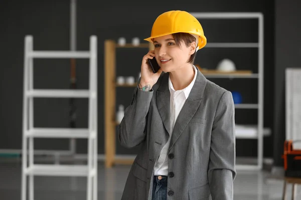 Kadın Endüstriyel Mühendis Ofiste Cep Telefonuyla Konuşuyor — Stok fotoğraf