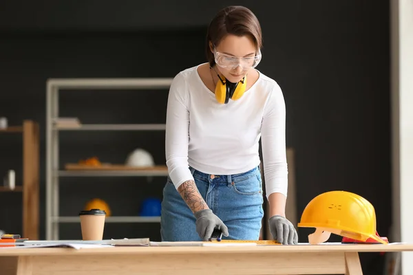 Trabalhadora Construção Feminina Mesa Escritório — Fotografia de Stock