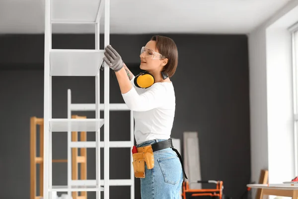 Trabalhadora Construção Feminina Medindo Unidade Estantes Sala — Fotografia de Stock