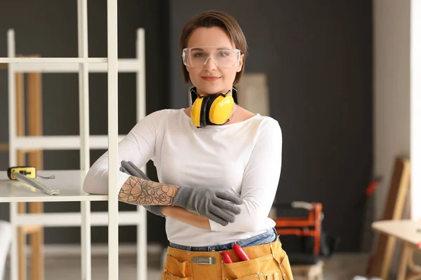 Kvinnlig Byggnadsarbetare Med Hörselskydd Rummet — Stockfoto