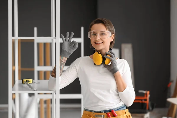 Trabalhadora Construção Feminina Com Protetores Auriculares Mostrando Quarto — Fotografia de Stock