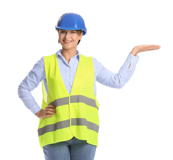 Beyaz Arka Planda Bir Şey Gösteren Kasklı Kadın Inşaat Işçisi — Stok fotoğraf