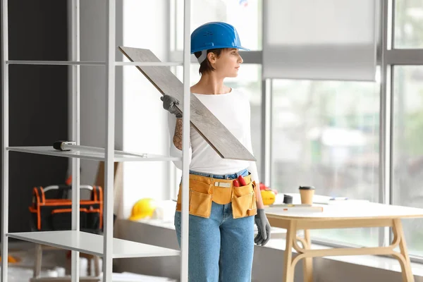 Kvinnlig Byggnadsarbetare Med Träplanka Rummet — Stockfoto