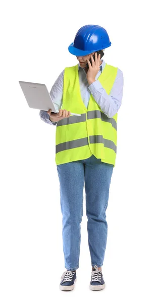 Kobieta Pracownik Budowlany Laptopem Rozmawia Przez Telefon Komórkowy Białym Tle — Zdjęcie stockowe