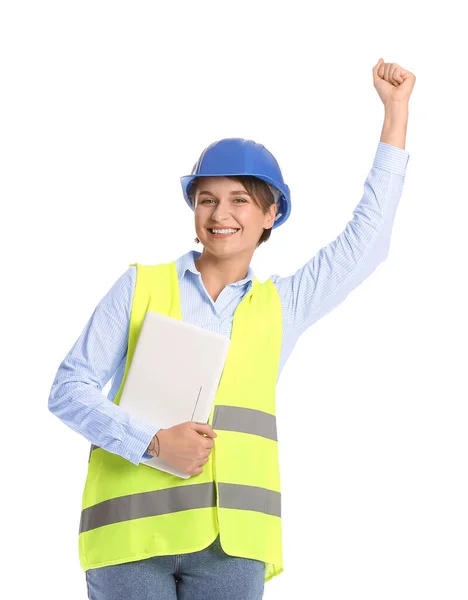 持白色背景笔记本电脑的女建筑工人 — 图库照片