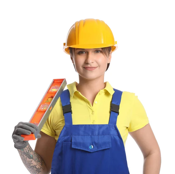 白い背景にビルダーレベルとハードハットの女性建設労働者 — ストック写真