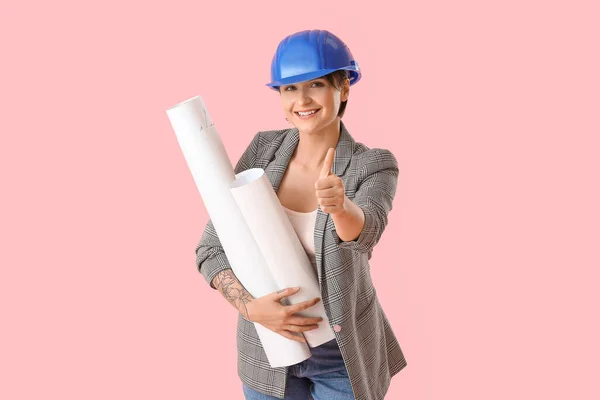 Ingénieur Industriel Féminin Avec Rouleaux Papier Sur Fond Rose — Photo
