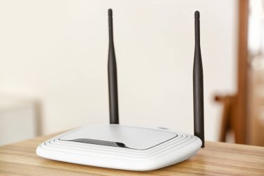 Modern wi-fi yönlendirici masada.