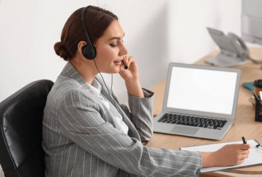 Ofiste çalışan teknik destek Ajan