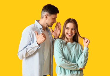 Renk arkaplanındaki dedikoducular