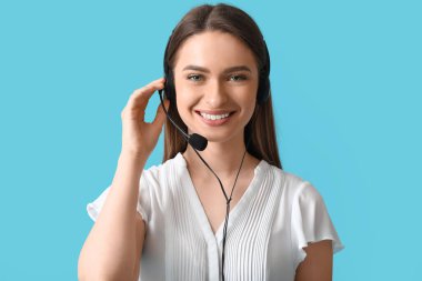 Renk arkaplanındaki kadın teknik destek aracı