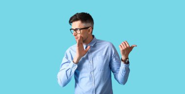 Renk arkaplanındaki Dedikoducu Adam