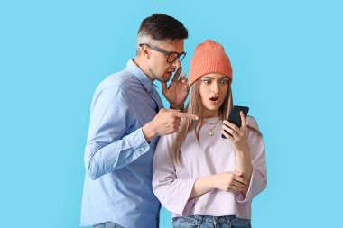 Renkli arka planda telefon olan insanların dedikoduları