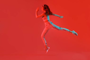 Renkli arka planda sportif çalışan kadın