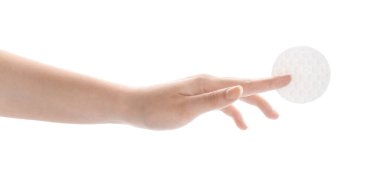 Beyaz arka planda yeni yumuşak pamuk yastıklı kadın eli