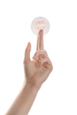 Beyaz arka planda kirli pamuk pedi tutan bir kadın.