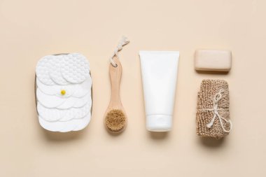 Renkli arkaplanda temiz pamuk pedleri ve banyo malzemeleriyle kompozisyon