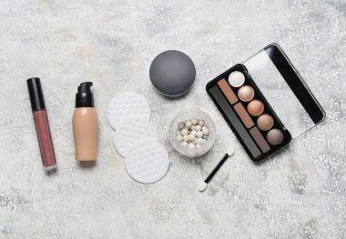 Hafif arkaplanda pamuk pedleri ve makyaj malzemeleri