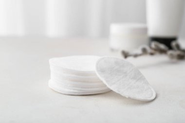 Aydınlık masada temiz pamuk pedler, yakın çekim