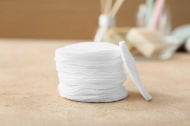 Masada yeni temiz pamuk pedleri var, yakın plan.