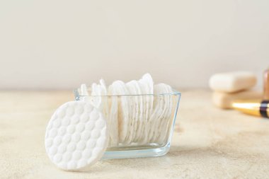 Aydınlık masada pamuklu cam kase, yakın plan.