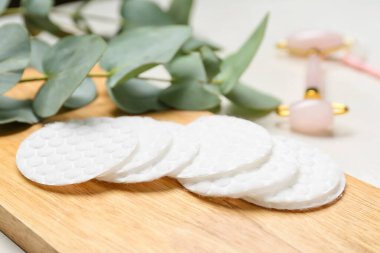 Masada temiz pamuk pedleri olan tahta, yakın plan.